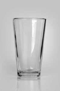 Kleines stabiles Glas eignet sich als Alternative zum Fleischklopfer.